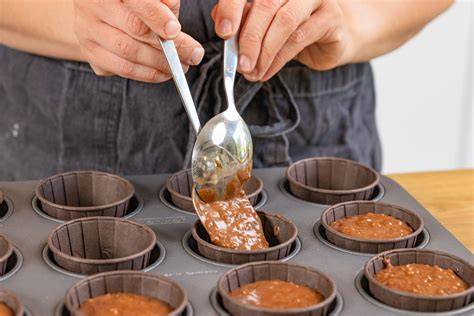 Zubereitungsschritte für Nuss-Nougat-Muffins: Teig schlagen, Füllen und Backen