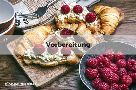 Zubereitungsschritte für die Erdbeer-Himbeer-Creme, von der Vorbereitung bis zur Dekoration