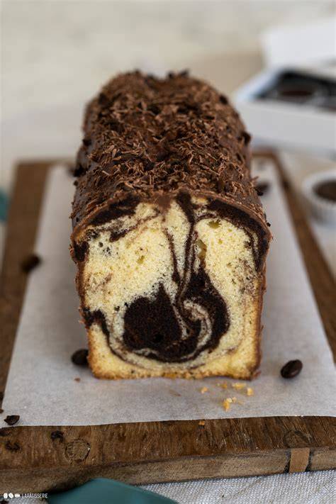 Zubereitungsschritte für einen Marmorkuchen mit Espresso im Querschnitt