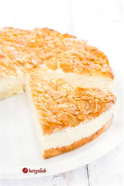 Zubereitungsschritte falscher Bienenstich: Teig, Mandelkruste, Creme und Zusammenbau