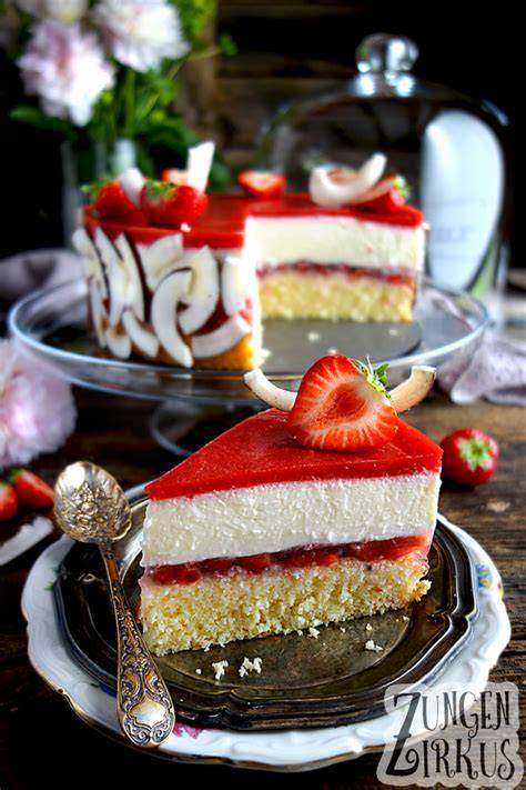 Zubereitungsschritte mit Zutaten und dekorierter Erdbeer-Kokos-Torte