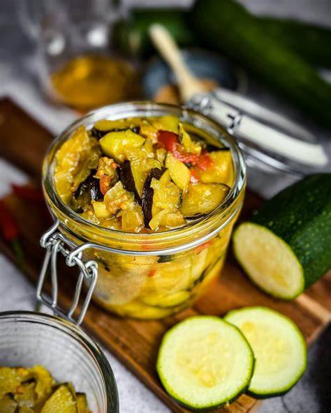 Zucchini Chutney im Glas mit frischen Zucchini