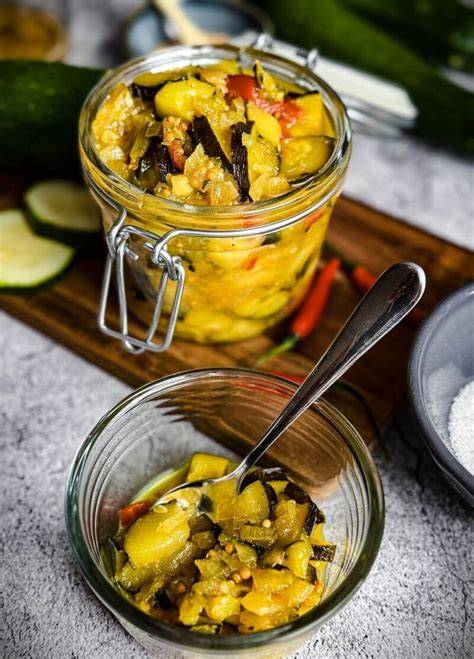 Zucchini Chutney serviert mit Käse und frischem Brot