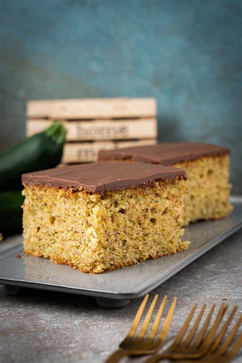 Zucchini Kuchen auf Blech, angeschnitten