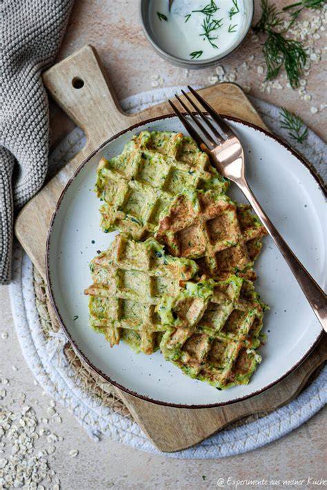 Zucchini Waffeln frisch aus dem Waffeleisen auf Teller angerichtet