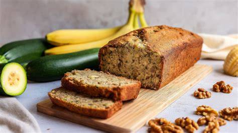 Zucchini und Bananen auf Holzbrett