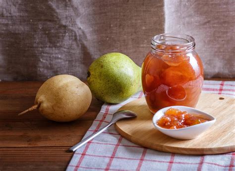 Zucchini und Birnen - frische Zutaten für Marmelade