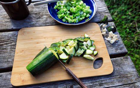 Zucchini und Ingwer frisch vorbereitet auf Küchenbrett