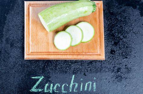 Zucchini und Zitronen auf Küchenbrett