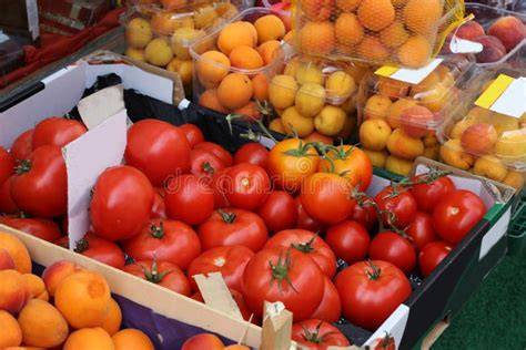 Zucchini und frische Tomaten auf dem Markt