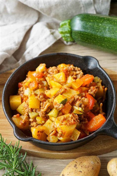 Zucchini und geraspelte Kartoffeln im Sieb
