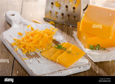 Zucchini und geriebener Cheddar auf einem Holzbrett