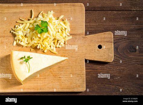 Zucchini und geriebener Käse auf Schneidebrett