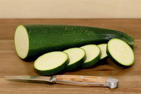 Zucchini und weitere Gemüsesorten in der Backküche