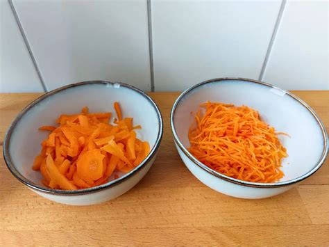Zucchini- und Möhrenraspel nebeneinander