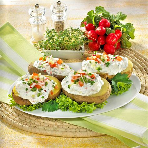 Zucchini-Karotten-Käse-Waffeln auf einem Teller mit Kräuterquark