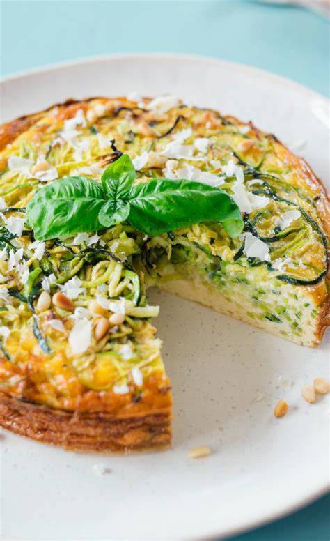 Zucchini-Kuchen in Springform mit Kräutern garniert