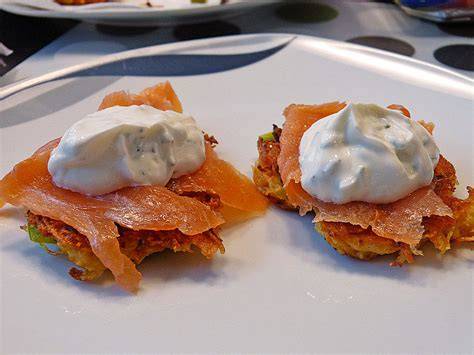 Zucchini-Waffeln mit Kräuterquark und Lachs
