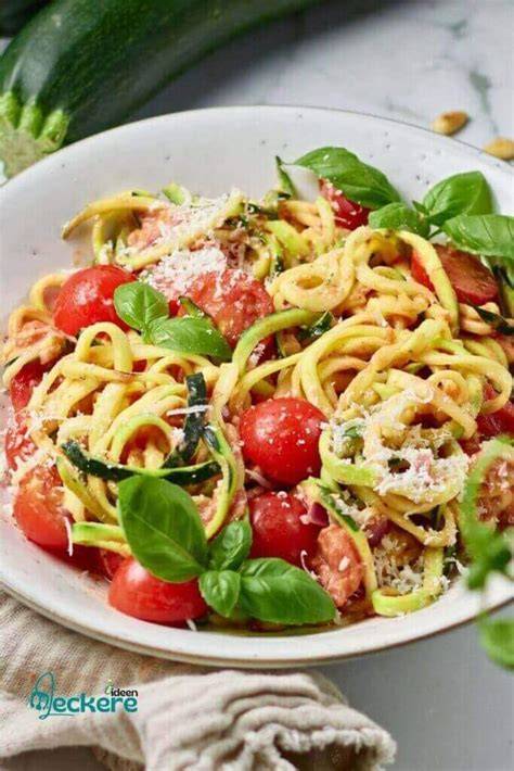Zucchini-Zoodles mit Tomatensalsa - Low-Carb Gericht