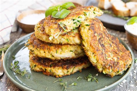 Zucchinipuffer mit Haferflocken, goldbraun gebraten auf Teller serviert
