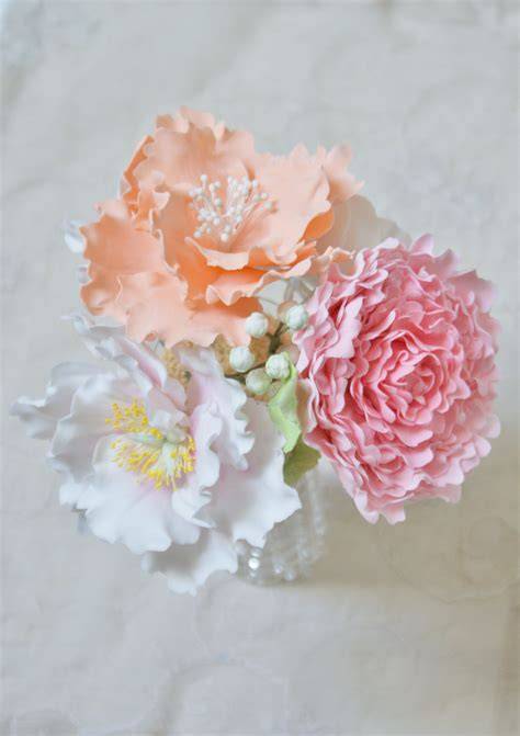 Zuckerblumen aus Blütenpaste und Fondant