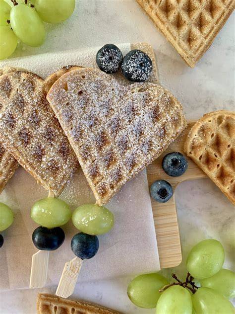 Zuckerfreie Bananenwaffeln mit Obst als Fingerfood für Babys