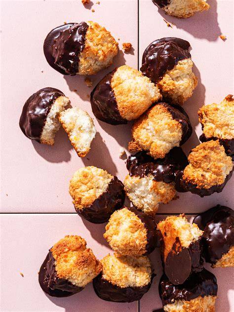 Zuckerfreie Kokosmakronen mit Schokoladentauchung auf Backblech