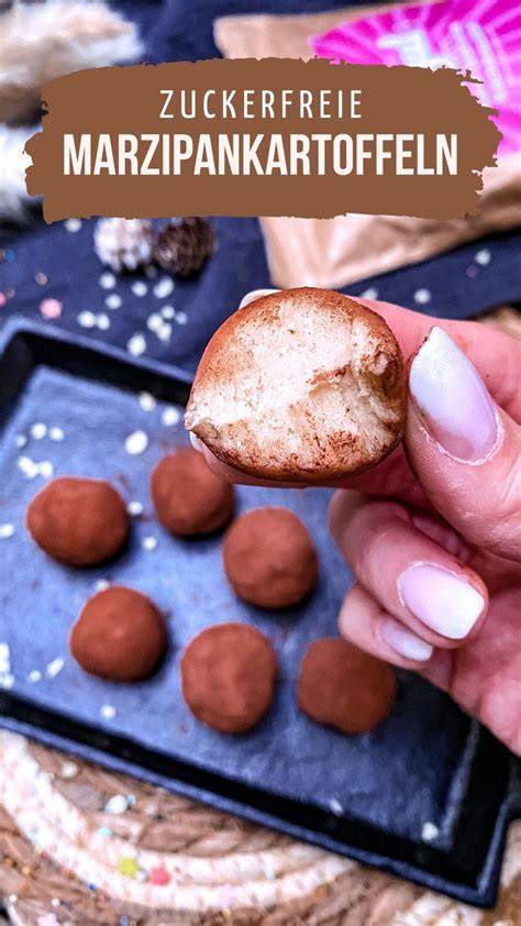Zuckerfreie Marzipankartoffeln in Kakaopulver gerollt