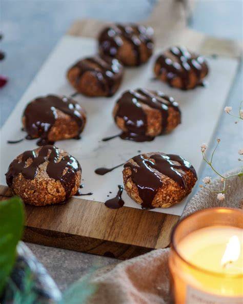 Zuckerfreie Plätzchen mit Kokosmus und farbigem getrocknetem Obst