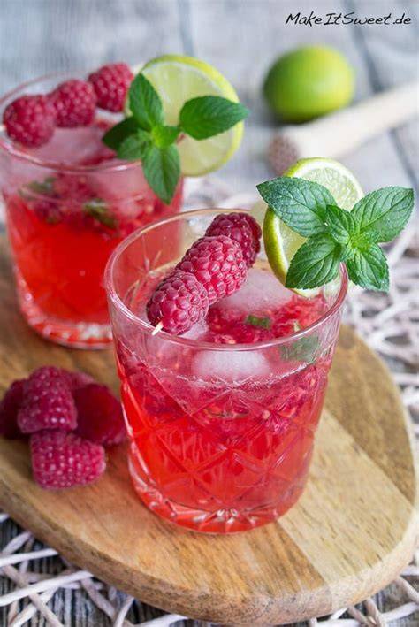 Zuckerfreier Beeren-Mojito mit frischen Himbeeren und Minze
