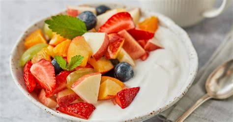 Zuckerfreier Obstsalat mit Joghurt und Nüssen