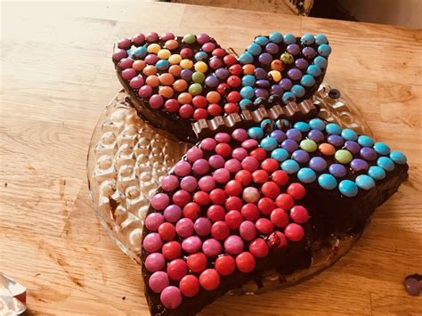 Zuckerfreier Schmetterlingskuchen mit Beeren und Schokoglasur