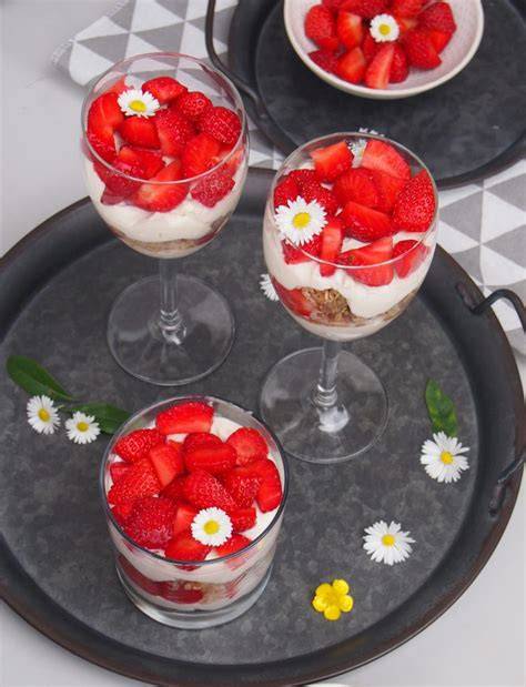 Zuckerfreies Erdbeer-Dessert im Glas mit Mascarpone-Joghurt-Creme