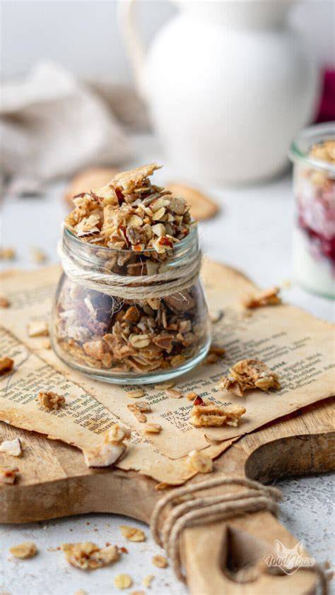 Zuckerfreies Müsli in einem Glas mit frischem Obst und Nüssen