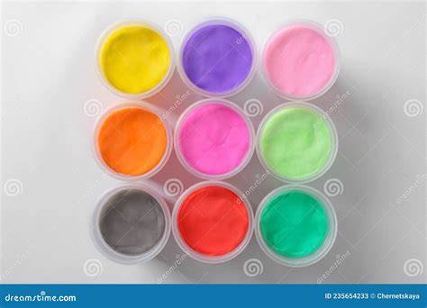 Zuckerglasuren in verschiedenen Farben auf Keksen
