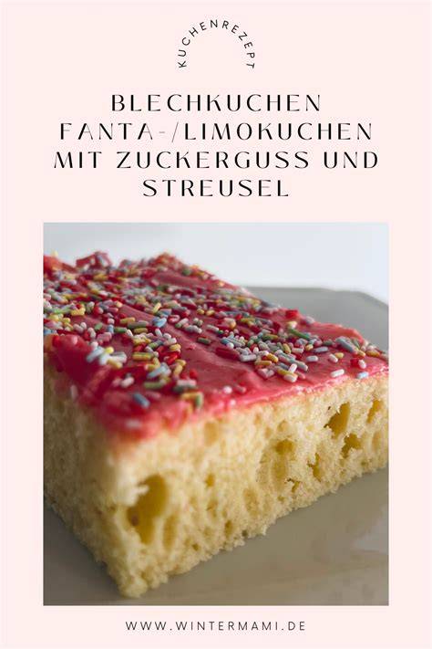 Zuckerguss über Blechkuchen verstreichen