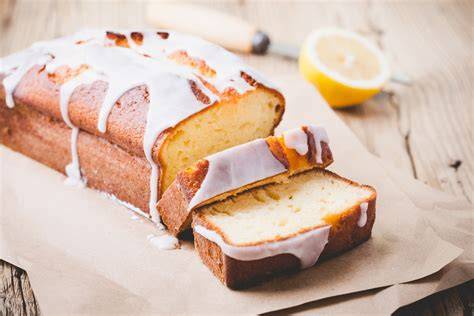 Zuckerguss läuft über warmen Kuchen