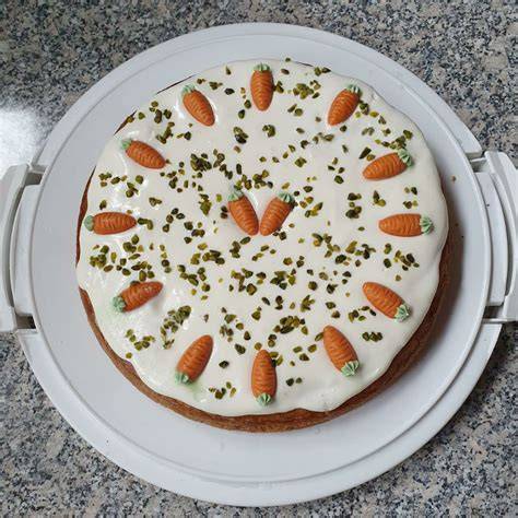 Zuckerguss-Schichten auf Kuchen und dekorative Marzipanmöhren