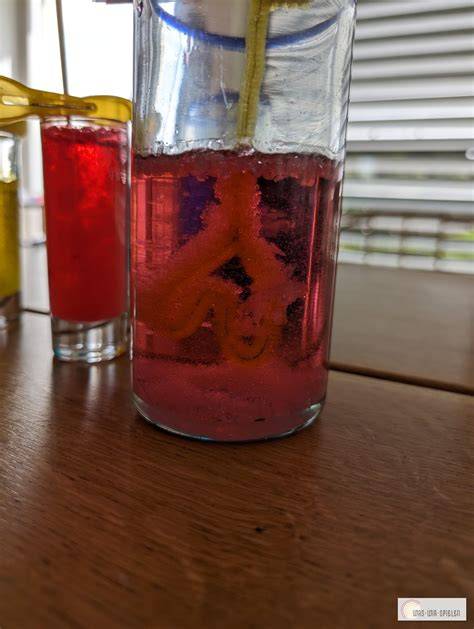 Zuckerkristalle beim Wachsen im Glas