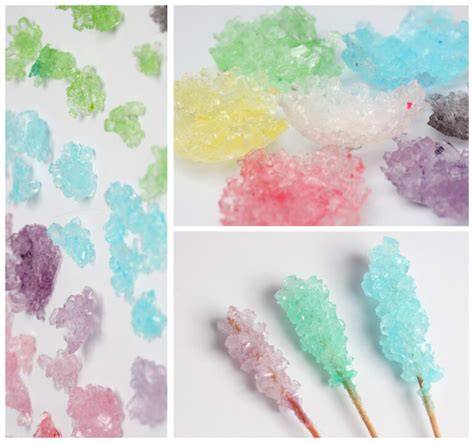 Zuckerkristalle in Silikonformen, klar und gefärbt