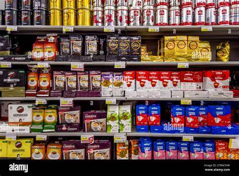 Zuckerpakete verschiedener Größen im Supermarkt