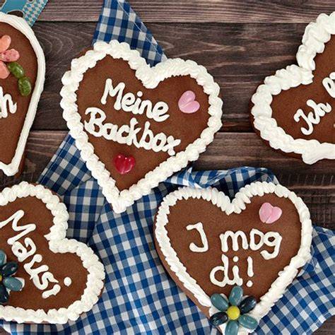 Zuckerschrift auf Lebkuchenherzen, verschiedene Farben