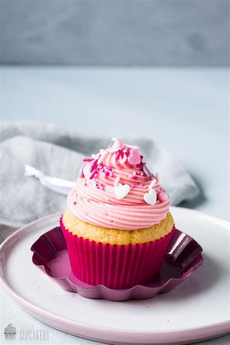Zuckerstreusel richtig auf Cupcakes anbringen