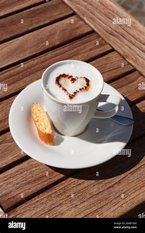 Zuckerwürfel neben einer Tasse Cappuccino, Vergleichsmengen