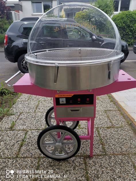 Zuckerwatte-Maschine in Aktion mit drehendem Kolben