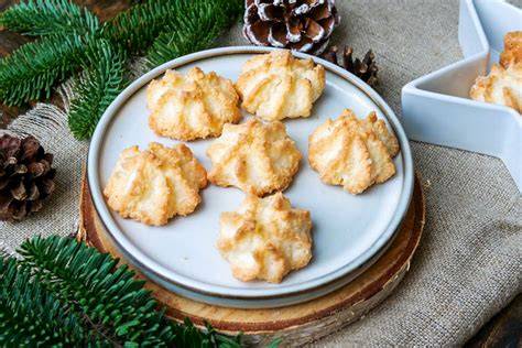 Zufriedene Bäcker - Kokosmakronen auf bunter Weihnachtsplatte