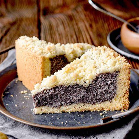 Zugeschnittene Stücke Mohnkuchen auf Teller