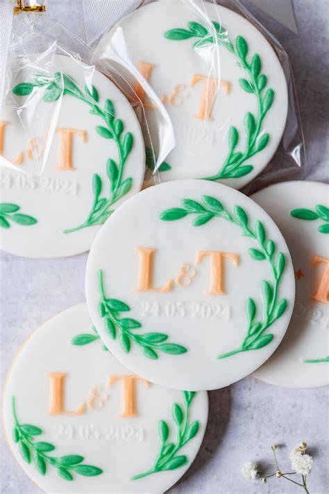 Zur Hochzeit mit Fondant dekorierte Plätzchen, Motiv-Ausstecher und Zuckerkleber