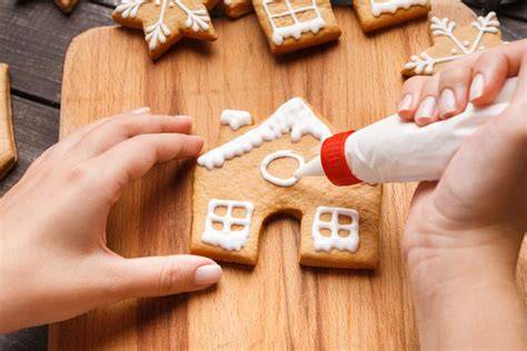 Zusammenbau des Lebkuchenhauses: Wände werden mit Zuckerguss fixiert