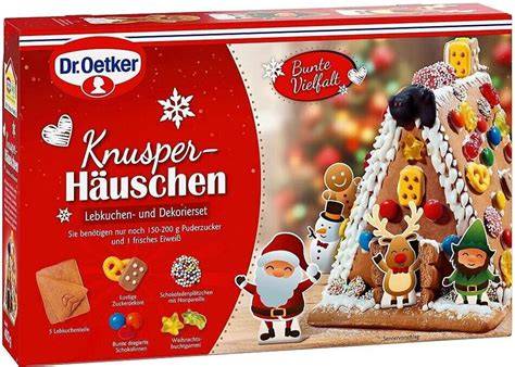 Zusammenbauen des Lebkuchenhauses mit Tassen als Stütze
